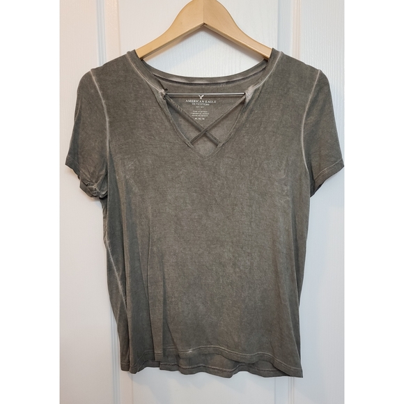 2/$15 😍 AMERICAN Eagle Outfitters Medium strappy t-shirt - Picture 1 of 3